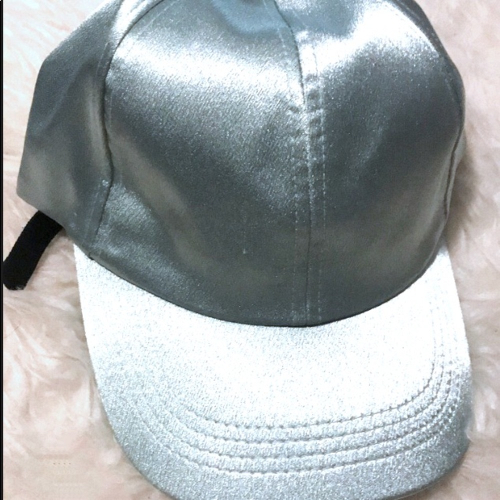 NWT INSTAWORTHY Metallic Style Fashion Cap